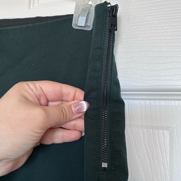 Everlane Bi-Stretch Slim Leg Ankle Length Side Zipper Dark Green pants in size 6 - Picture 10 of 11